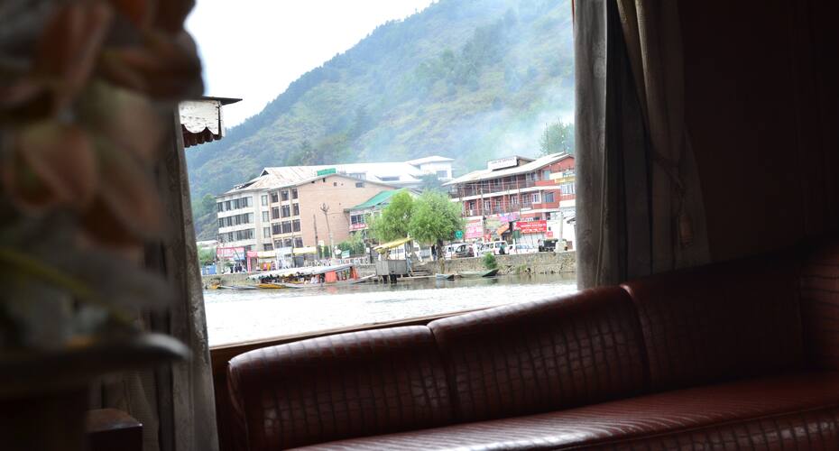 Queen of Heaven Houseboat, Srinagar 3